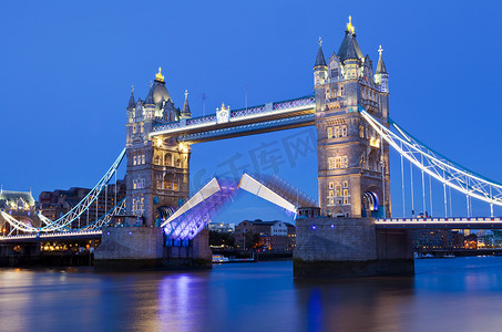 在黄昏的伦敦塔桥