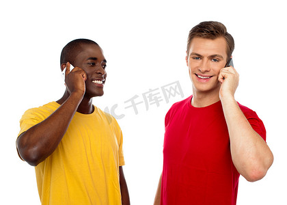 两个英俊的男人在手机上交流