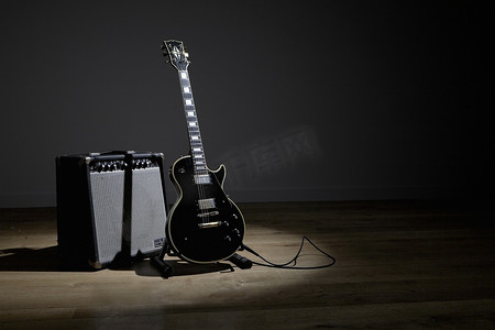 器材音乐摄影照片_舞台上的电吉他和扩音器