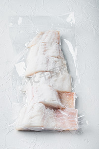 黑线鳕鱼在真空包装中去皮，白色背景