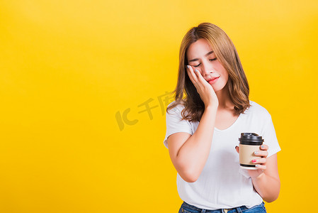 疲倦困倦的女人无法醒来，闭上眼睛拿着拿走的咖啡