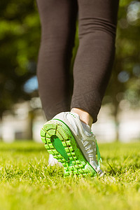 在公园慢跑的运动鞋的女人