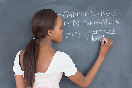 黑人学生在黑板上写字