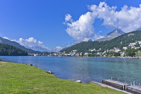 阿尔卑斯山的圣莫里茨，从湖边看城市，瑞士，欧洲