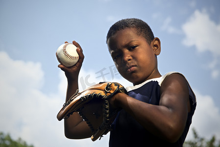 “运动、棒球和孩子，孩子扔球的肖像”