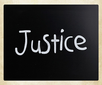 “”“正义”“用白色粉笔在黑板上手写”
