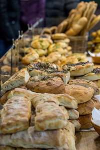 伦敦市场摊位上出售的手工面包