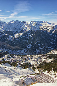 从高山看瑞士阿尔卑斯山的小镇