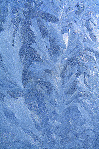 冬天窗户背景摄影照片_冬天窗户上的蓝色冰
