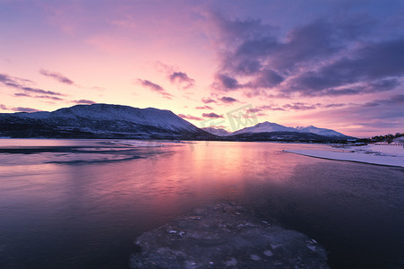 金色绚丽摄影照片_挪威峡湾上方的暮色，色彩绚丽