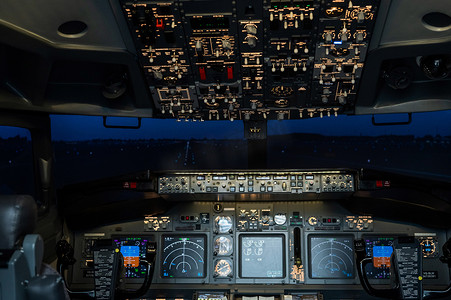 引航摄影照片_空驾驶舱驾驶舱的一般视图。