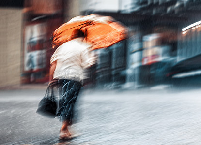 冷行人摄影照片_人们在雨天走在街上