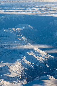 加拿大不列颠哥伦比亚省白雪皑皑的山峰鸟瞰图