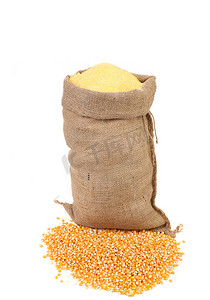 用玉米粒和面粉装袋。