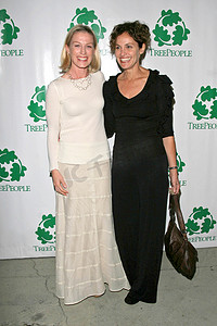 杰西卡·塔克 (Jessica Tuck) 和艾米·布伦尼曼 (Amy Brenneman) 在 TreePeople 年度联欢晚会筹款活动的“丰收之月下的一个晚上”。