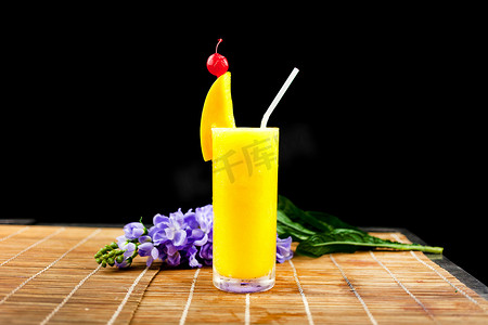 玻璃上的芒果汁和水果靠近花隔离黑色黑色