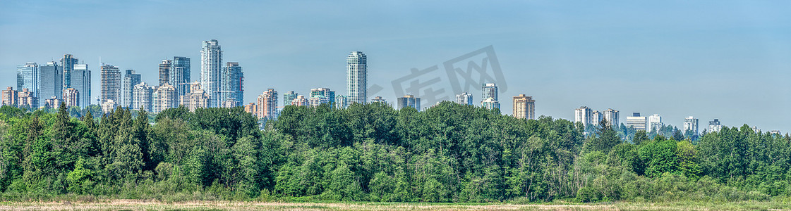 在明亮的夏日欣赏铁道镇的全景