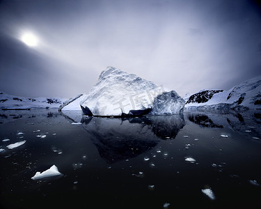 冰山水面摄影照片_冰山