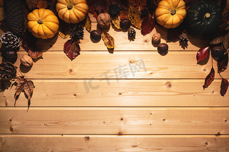 感恩节快乐，木制背景中有南瓜和坚果