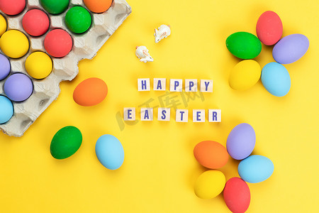 复活节那天小兔子与黄色 bac 上装饰的鸡蛋