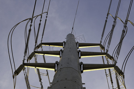 通信施工摄影照片_从下面看电线杆和电线