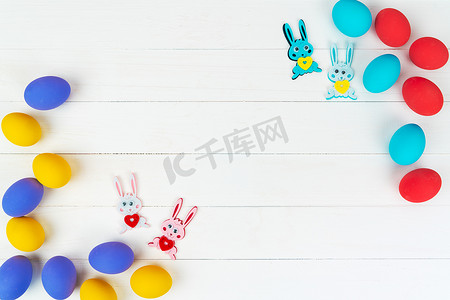 友谊装饰摄影照片_复活节小兔子与装饰鸡蛋