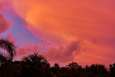 红色云摄影照片_紫罗兰色天空下令人难以置信的红色夕阳云