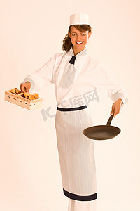 “有鸡油菌、平底锅和围裙的女厨师”