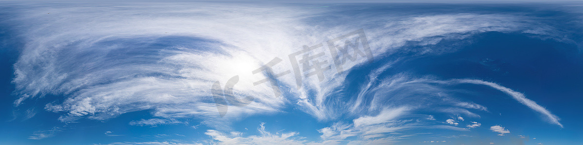 蓝色夏季天空穹顶全景图，有云，没有地面，适合在 3D 图形和复合空中和地面全景图中轻松使用，无缝且完美的天空替换。