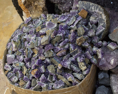 与水晶 ametist 的未加工的紫色紫水晶岩石