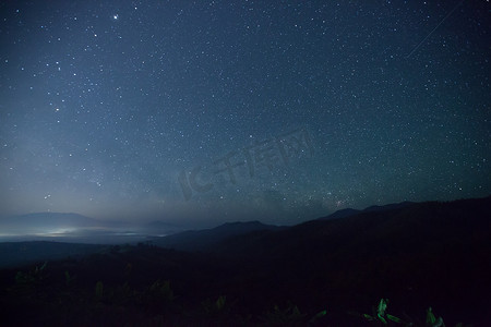 露营夜景摄影照片_夜景银河和星星