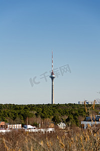 “塔林电视塔。长 314 米。塔的总重量约为 20,000 吨”