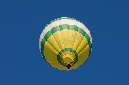 气球上升摄影照片_“热气球升空，从下方射出”