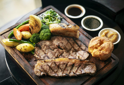 周日烤牛肉传统英国餐摆在桌上
