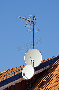 瓦屋顶上的卫星天线