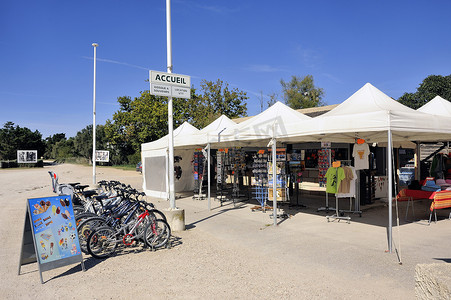 雷克斯自行车摄影照片_为游客提供商店和自行车出租服务