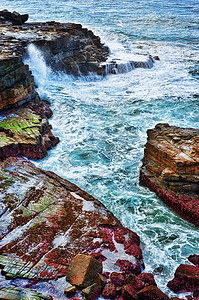 动感水纹水花摄影照片_岩石上的海浪