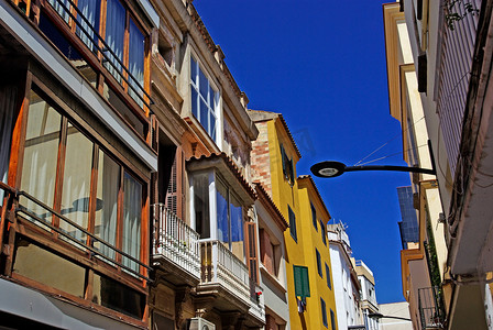 “西班牙滨海略雷特典型的狭窄街道。”