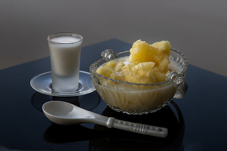 糖浆木薯通常在黑色地板上与椰奶一起食用。