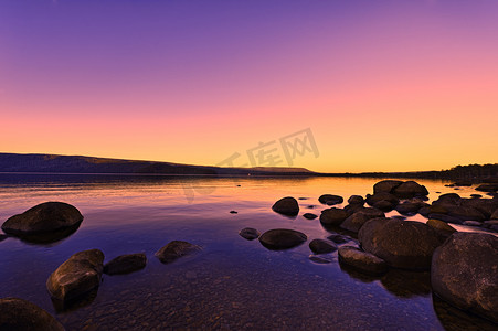 在美丽的发光颜色的湖上的日落日出
