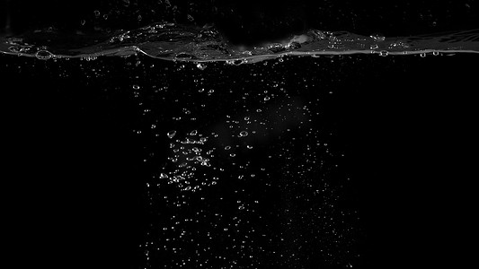 气泡黑色摄影照片_漂浮在黑色背景上的水泡