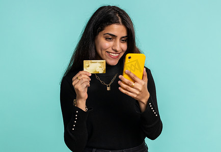 印度女性在转账网上购物时使用信用卡和智能手机