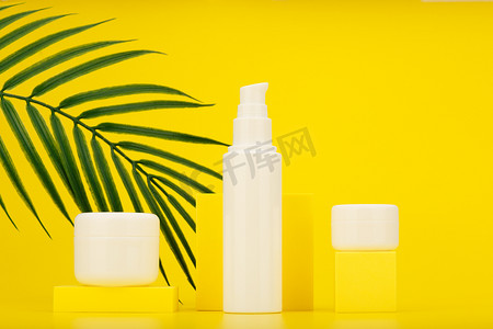 一套夏季皮肤护理化妆品，背景为棕榈叶。