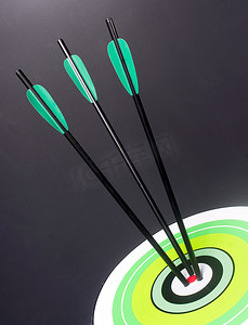 三支绿色黑色射箭箭击中圆靶 Bullseye Cente