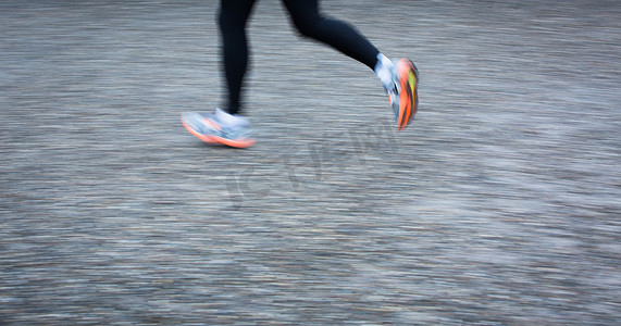 运动模糊城市环境中跑步者的脚（平移技术