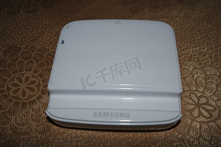 电子签章摄影照片_用于手机等电子设备的白色电池充电盒