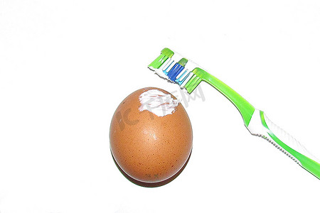 黑茶牙膏摄影照片_鸡蛋涂牙膏用牙刷