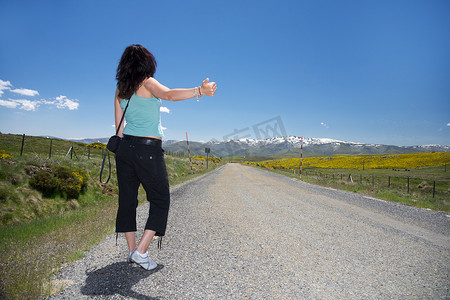 在 Gredos 乡村公路搭便车