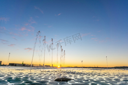 在陶朗加河滨海滨喷水的水景，