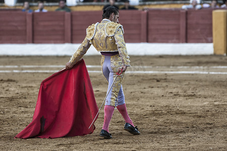 西班牙斗牛士大卫瓦伦特慢慢走向公牛，在安杜哈尔斗牛场与穆莱塔进行下一次传球